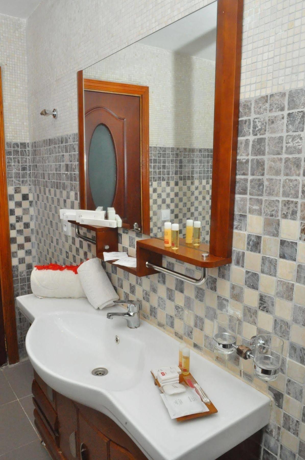 Riviera Royal Hotel Conakry Esterno foto